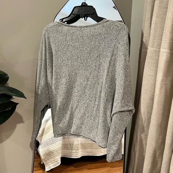 H&M | Light gray wide arm top - Picture 5 of 5